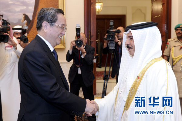 11月6日，正在巴林進(jìn)行正式友好訪問的全國政協(xié)主席俞正聲在麥納麥會見巴林國王哈馬德。 新華社記者 張鐸 攝