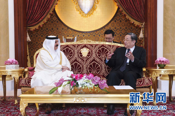 11月6日，正在巴林進(jìn)行正式友好訪問的全國政協(xié)主席俞正聲在麥納麥會見巴林國王哈馬德。 新華社記者 張鐸 攝