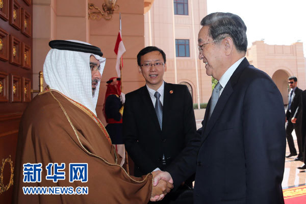 11月6日，正在巴林進(jìn)行正式友好訪問的全國政協(xié)主席俞正聲在麥納麥會見巴林王儲薩勒曼。 新華社記者劉衛(wèi)兵攝