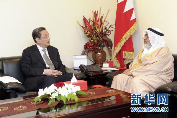 11月6日，正在巴林進(jìn)行正式友好訪問的全國政協(xié)主席俞正聲在麥納麥會見巴林國民議會議長兼眾議長扎赫拉尼。 新華社記者 張鐸 攝