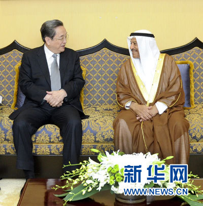 11月6日，正在巴林進(jìn)行正式友好訪問的全國政協(xié)主席俞正聲在麥納麥與巴林協(xié)商會議主席阿里舉行會談。 新華社記者 張鐸 攝