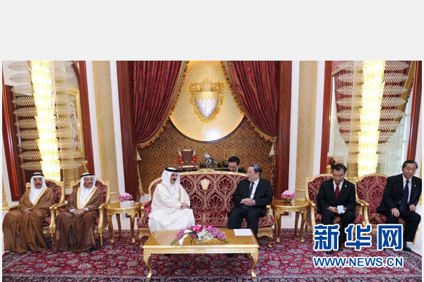11月6日，正在巴林進(jìn)行正式友好訪問的全國政協(xié)主席俞正聲在麥納麥會見巴林國王哈馬德。 新華社記者 張鐸 攝