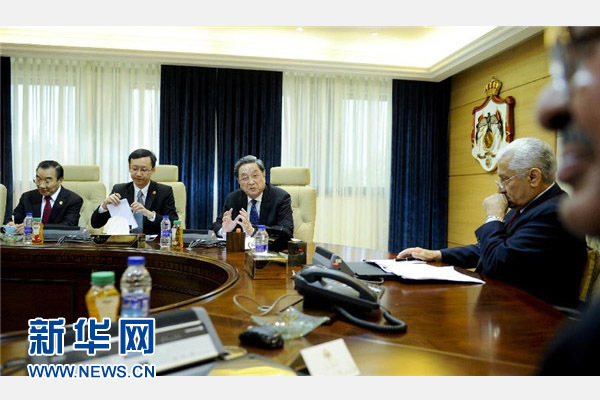 11月9日，正在約旦進(jìn)行正式友好訪問的全國(guó)政協(xié)主席俞正聲在安曼會(huì)見約旦首相恩蘇爾。 新華社記者 張鐸 攝 