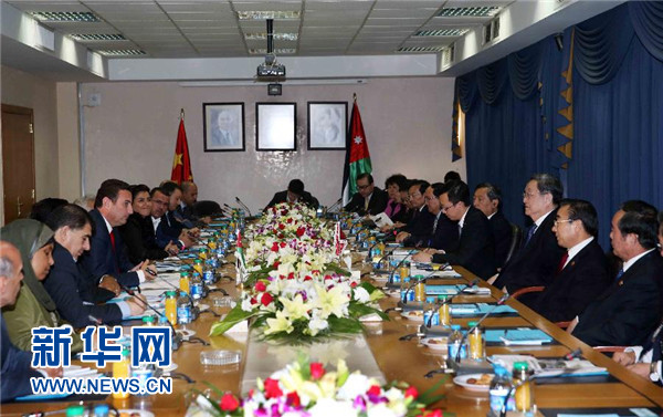  11月9日，正在約旦進(jìn)行正式友好訪問的全國(guó)政協(xié)主席俞正聲在安曼會(huì)見約旦眾議院代議長(zhǎng)薩法迪。 新華社記者 劉衛(wèi)兵 攝 