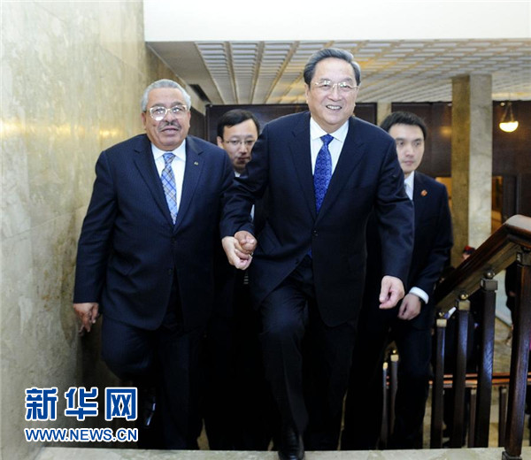 11月9日，正在約旦進(jìn)行正式友好訪問的全國(guó)政協(xié)主席俞正聲在安曼與約旦參議長(zhǎng)拉瓦比德進(jìn)行會(huì)談。這是會(huì)談前，俞正聲與拉瓦比德攜手步入會(huì)場(chǎng)。新華社記者 張鐸 攝 