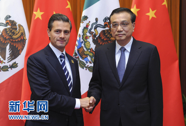 11月11日，國(guó)務(wù)院總理李克強(qiáng)在北京人民大會(huì)堂會(huì)見(jiàn)來(lái)華進(jìn)行國(guó)事訪問(wèn)并出席亞太經(jīng)合組織第二十二次領(lǐng)導(dǎo)人非正式會(huì)議的墨西哥總統(tǒng)培尼亞。新華社記者張鐸 攝 