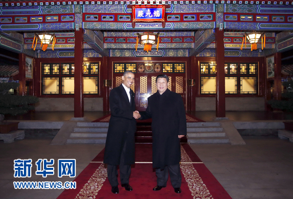 11月11日晚，國(guó)家主席習(xí)近平在中南海同美國(guó)總統(tǒng)奧巴馬舉行會(huì)晤。這是兩國(guó)元首在瀛臺(tái)涵元殿前握手。 新華社記者鞠鵬攝