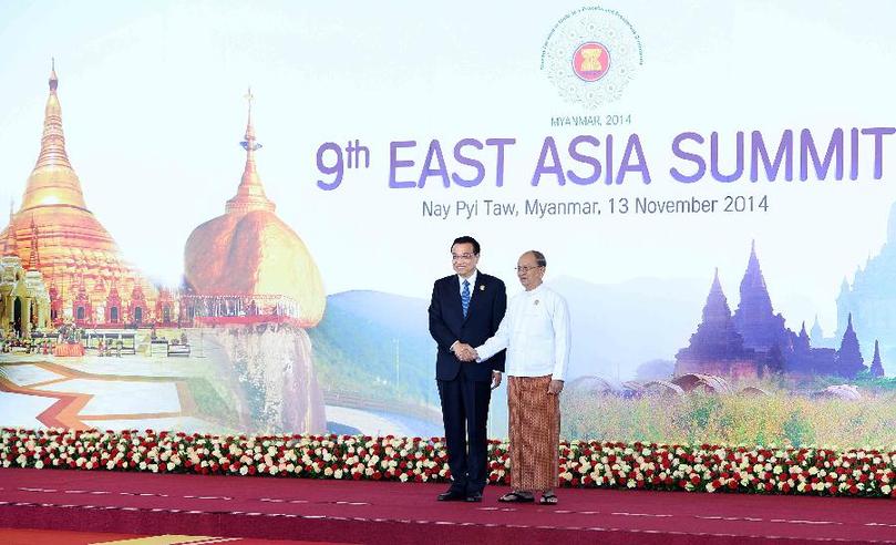 11月13日，中國(guó)國(guó)務(wù)院總理李克強(qiáng)在內(nèi)比都出席第九屆東亞峰會(huì)并發(fā)言。這是峰會(huì)開(kāi)始前，東盟輪值主席國(guó)緬甸聯(lián)邦共和國(guó)總統(tǒng)吳登盛迎接李克強(qiáng)總理。新華社記者 李濤 攝 