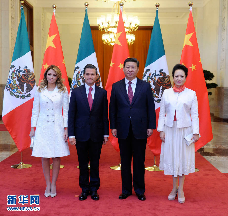 11月13日，國家主席習(xí)近平在北京人民大會堂北大廳舉行儀式，歡迎墨西哥總統(tǒng)培尼亞對中國進(jìn)行國事訪問。這是習(xí)近平和夫人彭麗媛同培尼亞夫婦合影。 新華社記者 張鐸 攝