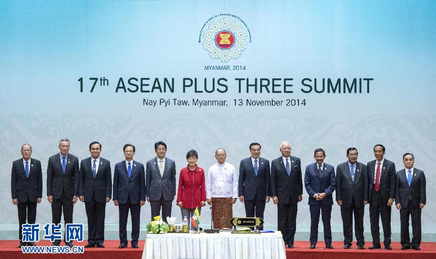 11月13日，中國(guó)國(guó)務(wù)院總理李克強(qiáng)在緬甸首都內(nèi)比都出席第17次東盟與中日韓（10+3）領(lǐng)導(dǎo)人會(huì)議。 新華社記者 王曄 攝