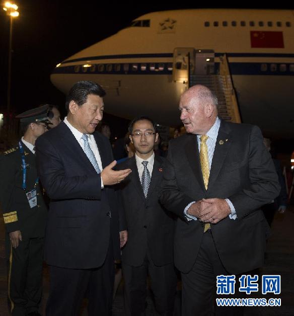 11月14日，中國(guó)國(guó)家主席習(xí)近平抵達(dá)布里斯班，出席二十國(guó)集團(tuán)領(lǐng)導(dǎo)人第九次峰會(huì)，并對(duì)澳大利亞進(jìn)行國(guó)事訪(fǎng)問(wèn)。這是習(xí)近平在機(jī)場(chǎng)受到澳大利亞聯(lián)邦總督科斯格羅夫的迎接。新華社記者 李學(xué)仁 攝