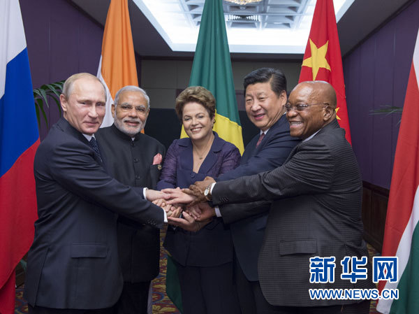 11月15日，金磚國家領(lǐng)導(dǎo)人非正式會(huì)晤在澳大利亞布里斯班舉行，中國國家主席習(xí)近平、巴西總統(tǒng)羅塞夫、俄羅斯總統(tǒng)普京、印度總理莫迪、南非總統(tǒng)祖馬出席。這是五國領(lǐng)導(dǎo)人在會(huì)晤前合影。新華社記者李學(xué)仁攝