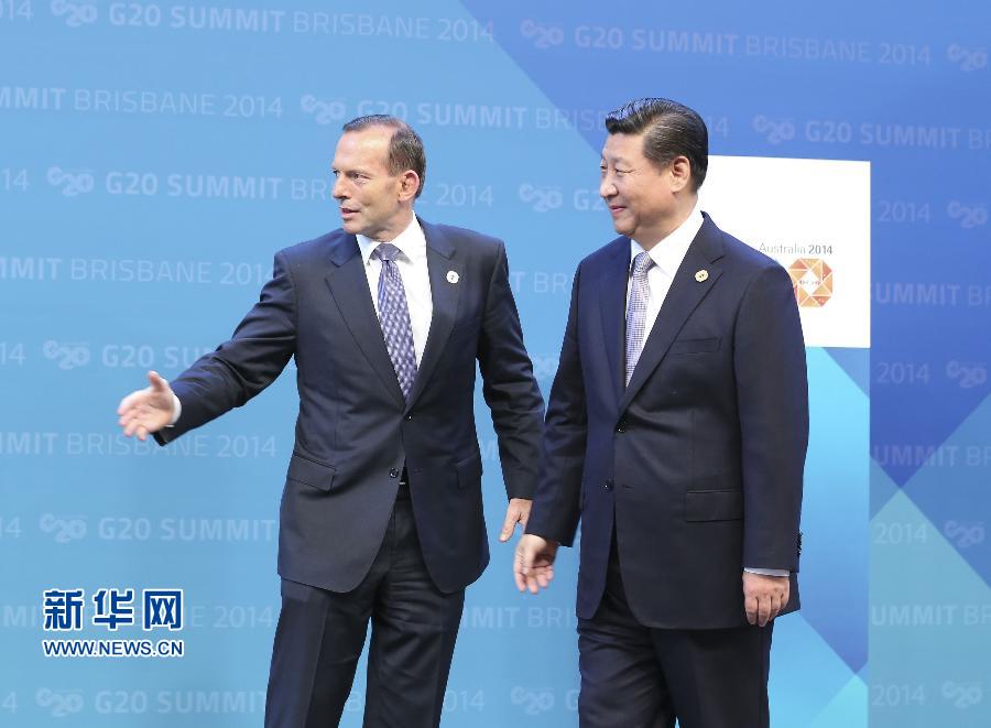 11月15日，二十國集團(tuán)領(lǐng)導(dǎo)人第九次峰會在澳大利亞布里斯班舉行。國家主席習(xí)近平出席會議并發(fā)表題為《推動創(chuàng)新發(fā)展實(shí)現(xiàn)聯(lián)動增長》的重要講話。這是澳大利亞總理阿博特迎接習(xí)近平主席。 新華社記者 丁林 攝