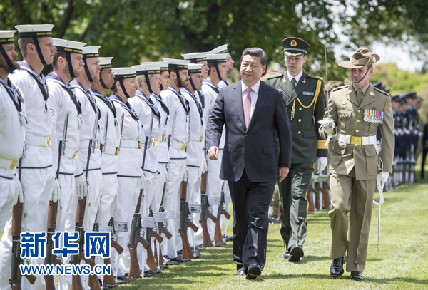 11月17日，中國國家主席習(xí)近平在堪培拉會(huì)見澳大利亞總督科斯格羅夫。會(huì)見前，科斯格羅夫在總督府草坪為習(xí)近平舉行隆重歡迎儀式。新華社記者謝環(huán)馳 攝 