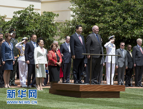 11月17日，中國國家主席習(xí)近平在堪培拉會(huì)見澳大利亞總督科斯格羅夫。會(huì)見前，科斯格羅夫在總督府草坪為習(xí)近平舉行隆重歡迎儀式。習(xí)近平和夫人彭麗媛抵達(dá)時(shí)，受到科斯格羅夫總督夫婦熱情迎接。新華社記者李學(xué)仁 攝 