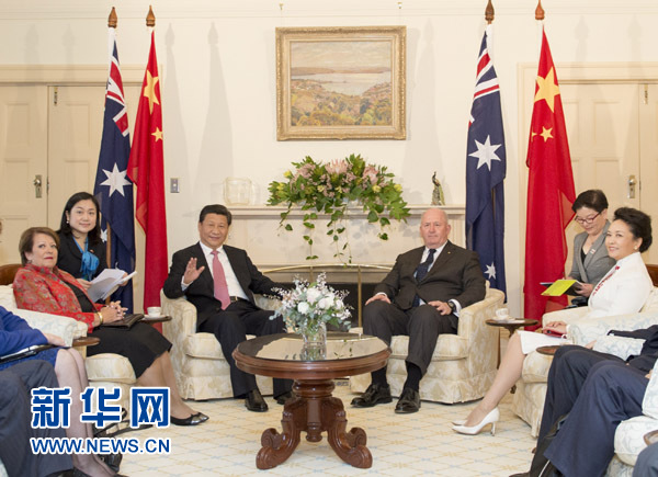 11月17日，中國國家主席習(xí)近平在堪培拉會(huì)見澳大利亞總督科斯格羅夫。會(huì)見前，科斯格羅夫在總督府草坪為習(xí)近平舉行隆重歡迎儀式。習(xí)近平和夫人彭麗媛抵達(dá)時(shí)，受到科斯格羅夫總督夫婦熱情迎接。新華社記者黃敬文 攝 