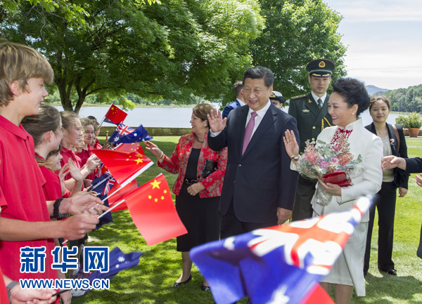 11月17日，中國國家主席習(xí)近平在堪培拉會(huì)見澳大利亞總督科斯格羅夫。會(huì)見前，科斯格羅夫在總督府草坪為習(xí)近平舉行隆重歡迎儀式。習(xí)近平和夫人彭麗媛抵達(dá)時(shí)，受到科斯格羅夫總督夫婦熱情迎接。新華社記者謝環(huán)馳 攝 