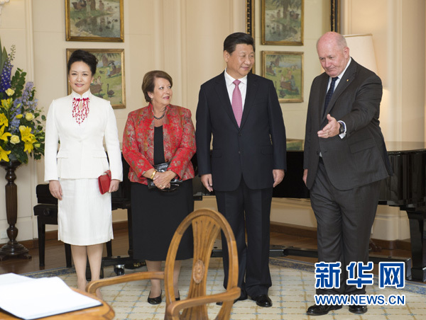 11月17日，中國國家主席習(xí)近平在堪培拉會(huì)見澳大利亞總督科斯格羅夫。會(huì)見前，科斯格羅夫在總督府草坪為習(xí)近平舉行隆重歡迎儀式。習(xí)近平和夫人彭麗媛抵達(dá)時(shí)，受到科斯格羅夫總督夫婦熱情迎接。新華社記者黃敬文 攝 