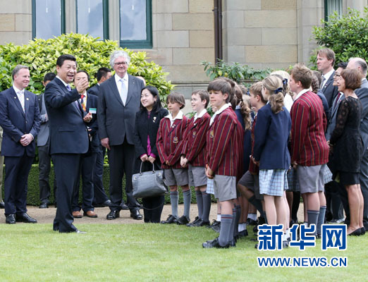 11月18日，國家主席習近平在澳大利亞塔斯馬尼亞州與朗塞斯頓市斯科奇－歐克伯恩小學的小學生共同植樹。新華社記者 姚大偉 攝