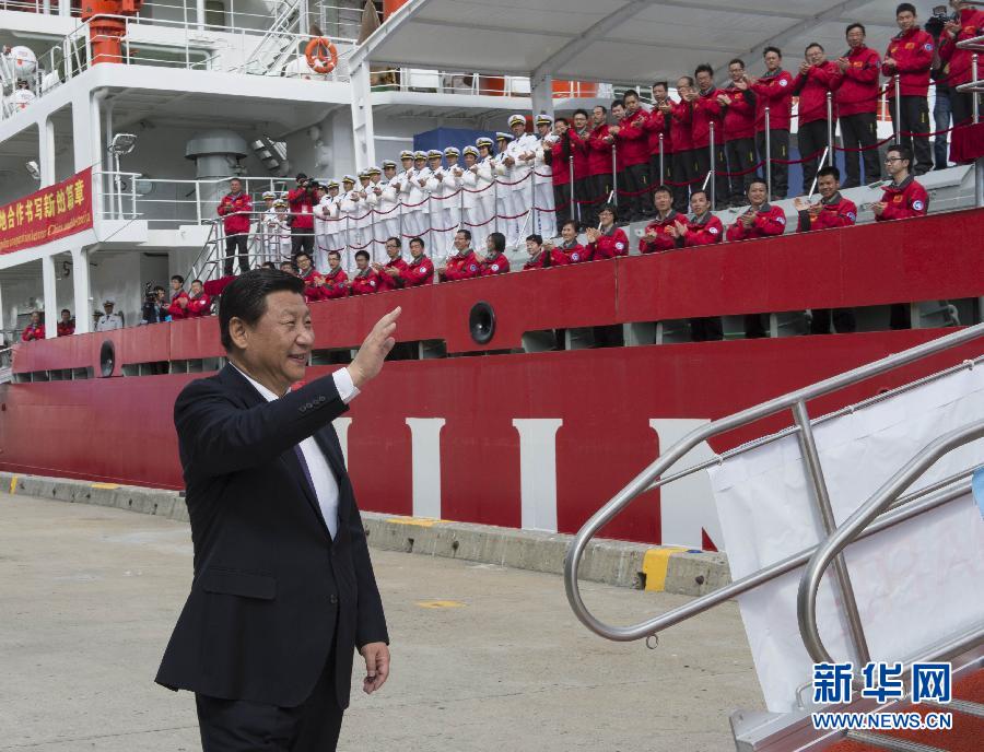 11月18日，正在澳大利亞塔斯馬尼亞州首府霍巴特訪問的中國國家主席習(xí)近平在澳大利亞總理阿博特陪同下參觀南極科考項目并慰問兩國科考人員。這是習(xí)近平在霍巴特港看望正在這里補給的&ldquo;雪龍&rdquo;號全體科考人員。新華社記者李學(xué)仁攝 