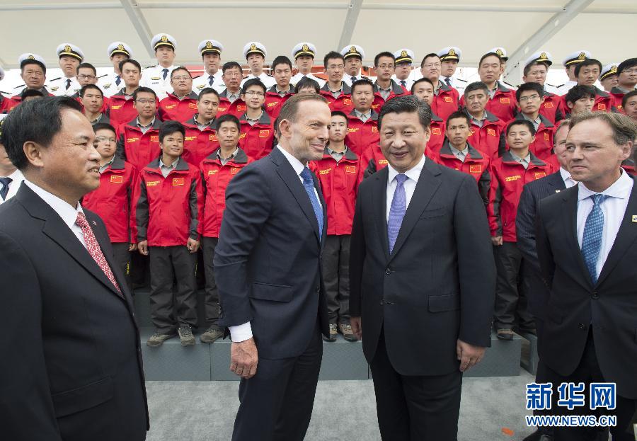 11月18日，正在澳大利亞塔斯馬尼亞州首府霍巴特訪問的中國國家主席習(xí)近平在澳大利亞總理阿博特陪同下參觀南極科考項目并慰問兩國科考人員。新華社記者李學(xué)仁攝 