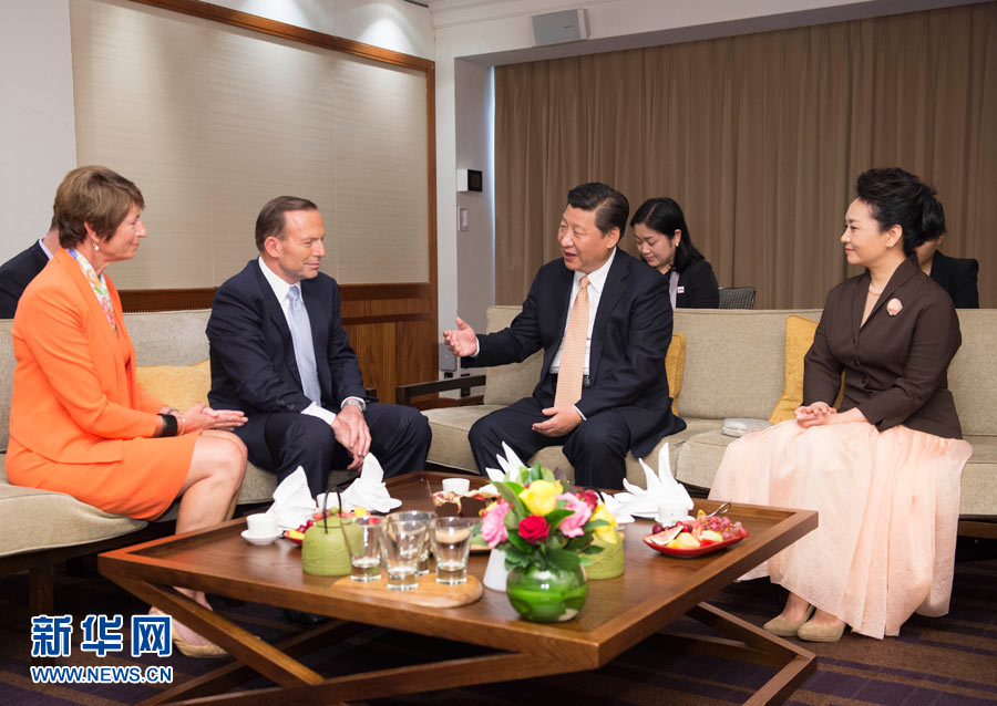 11月19日，國家主席習近平結束對澳大利亞的國事訪問。離開悉尼前，澳大利亞總理阿博特夫婦專門到習近平下榻飯店同習近平和夫人彭麗媛親切話別。新華社記者 黃敬文 攝