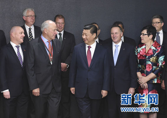 11月21日，中國(guó)國(guó)家主席習(xí)近平在奧克蘭和新西蘭總理約翰&middot;基共同出席中國(guó)－新西蘭市長(zhǎng)論壇啟動(dòng)儀式，并在啟動(dòng)儀式后會(huì)見(jiàn)&ldquo;新中關(guān)系促進(jìn)委員會(huì)&rdquo;主要成員。新華社記者馬占成攝