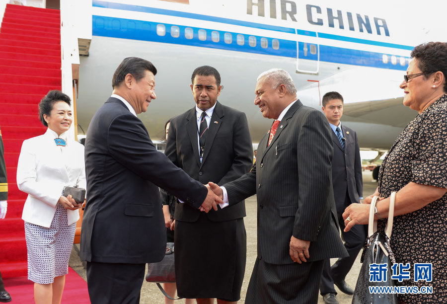 11月21日，國家主席習(xí)近平抵達(dá)楠迪，開始對斐濟進行國事訪問并將同太平洋建交島國領(lǐng)導(dǎo)人舉行會晤。斐濟總理姆拜尼馬拉馬夫婦在舷梯旁迎接習(xí)近平和夫人彭麗媛。新華社記者李學(xué)仁攝 