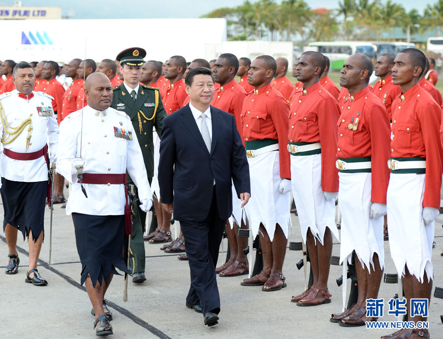 11月21日，國家主席習(xí)近平抵達(dá)楠迪，開始對斐濟進行國事訪問并將同太平洋建交島國領(lǐng)導(dǎo)人舉行會晤。這是習(xí)近平主席在機場出席斐濟總理姆拜尼馬拉馬舉行的隆重歡迎儀式。 新華社記者馬占成攝 