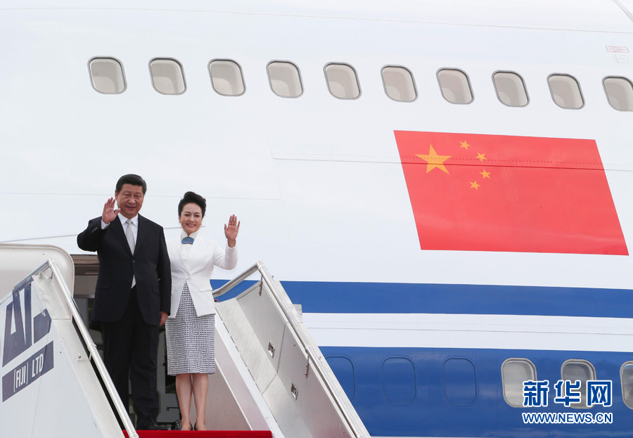 11月21日，國家主席習(xí)近平抵達(dá)楠迪，開始對斐濟進行國事訪問并將同太平洋建交島國領(lǐng)導(dǎo)人舉行會晤。 這是習(xí)近平和夫人彭麗媛步出機艙。新華社記者丁林?jǐn)z 