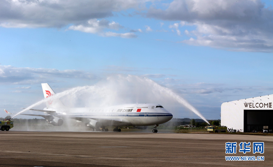 11月21日，國家主席習(xí)近平抵達(dá)楠迪，開始對斐濟進行國事訪問并將同太平洋建交島國領(lǐng)導(dǎo)人舉行會晤。圖為習(xí)近平乘坐的專機在楠迪國際機場跑道上滑行穿過&ldquo;水門&rdquo;，這是當(dāng)?shù)亟o予最尊貴客人的禮遇，表達(dá)為客人&ldquo;洗塵&rdquo;。 新華社記者丁林?jǐn)z 