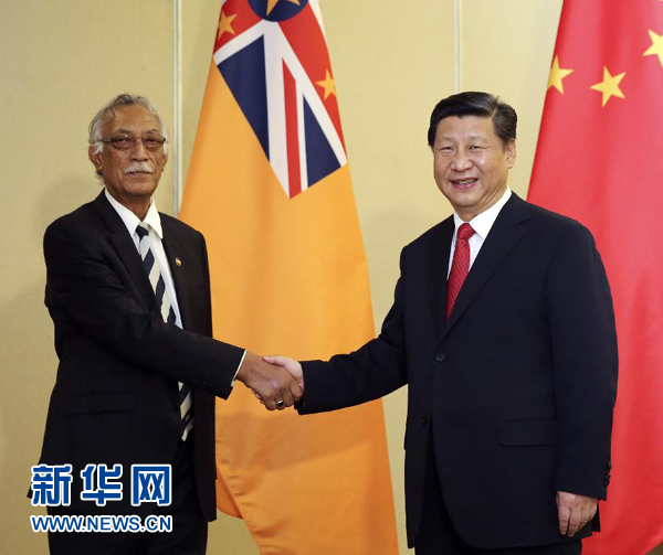 11月22日，國(guó)家主席習(xí)近平在斐濟(jì)楠迪會(huì)見(jiàn)紐埃總理塔拉吉。新華社記者姚大偉攝 