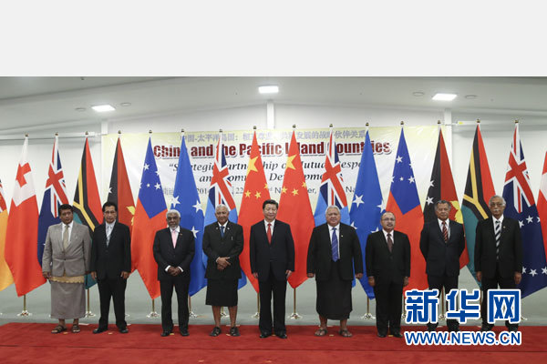 11月22日，國(guó)家主席習(xí)近平在楠迪同斐濟(jì)總理姆拜尼馬拉馬、密克羅尼西亞聯(lián)邦總統(tǒng)莫里、薩摩亞總理圖伊拉埃帕、巴布亞新幾內(nèi)亞總理奧尼爾、瓦努阿圖總理納圖曼、庫(kù)克群島總理普納、湯加首相圖伊瓦卡諾、紐?？偫硭忍窖髰u國(guó)領(lǐng)導(dǎo)人舉行集體會(huì)晤。姚大偉攝