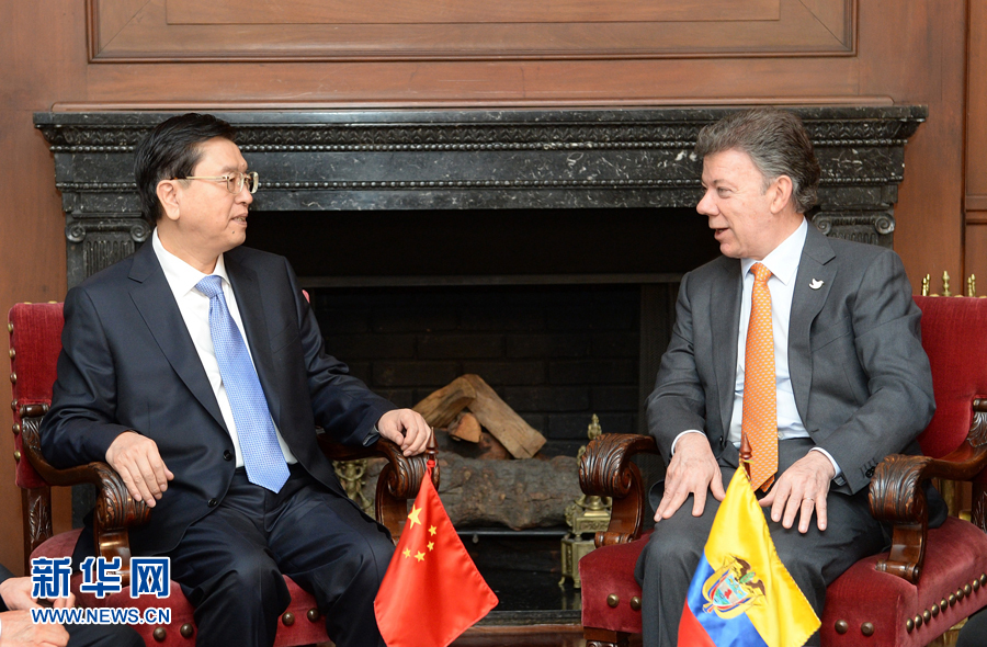 11月24日，正在哥倫比亞進(jìn)行正式友好訪問(wèn)的全國(guó)人大常委會(huì)委員長(zhǎng)張德江在波哥大會(huì)見哥倫比亞總統(tǒng)桑托斯。 新華社記者 劉建生 攝