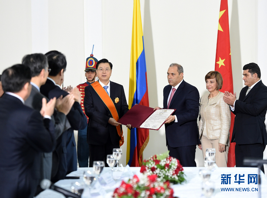 11月24日，正在哥倫比亞進(jìn)行正式友好訪問(wèn)的全國(guó)人大常委會(huì)委員長(zhǎng)張德江在波哥大與哥倫比亞國(guó)會(huì)主席兼參議長(zhǎng)納梅舉行會(huì)談。 新華社記者鞠鵬 攝