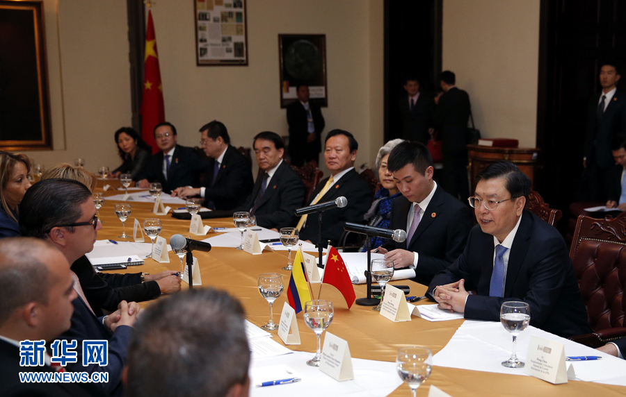 11月24日，正在哥倫比亞進(jìn)行正式友好訪問(wèn)的全國(guó)人大常委會(huì)委員長(zhǎng)張德江在波哥大與哥倫比亞眾議長(zhǎng)阿明舉行會(huì)談。 新華社記者 鞠鵬 攝 