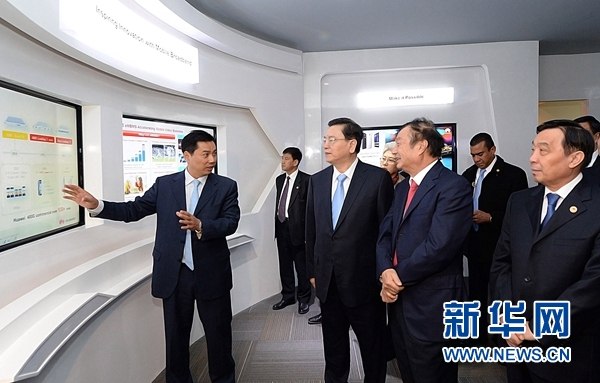 11月26日，正在墨西哥進(jìn)行正式友好訪問的全國人大常委會委員長張德江在墨西哥城視察華為公司拉美北地區(qū)部。 新華社記者劉建生攝