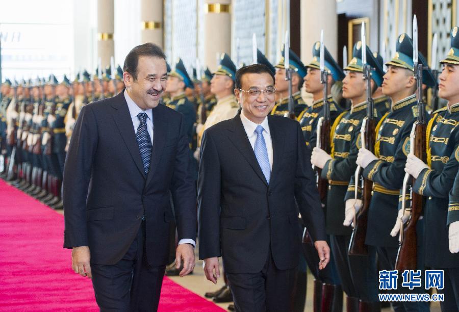 12月14日，應哈薩克斯坦共和國總理馬西莫夫邀請，國務院總理李克強乘專機抵達阿斯塔納國際機場，開始對哈薩克斯坦進行正式訪問，舉行中哈總理第二次定期會晤，并出席上海合作組織成員國政府首腦理事會第十三次會議。馬西莫夫到機場迎接李克強，并舉行隆重的歡迎儀式。新華社記者 黃敬文 攝