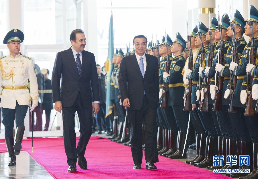 12月14日，應哈薩克斯坦共和國總理馬西莫夫邀請，國務院總理李克強乘專機抵達阿斯塔納國際機場，開始對哈薩克斯坦進行正式訪問，舉行中哈總理第二次定期會晤，并出席上海合作組織成員國政府首腦理事會第十三次會議。馬西莫夫到機場迎接李克強，并舉行隆重的歡迎儀式。新華社記者 黃敬文 攝