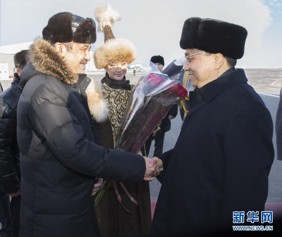 12月14日，應哈薩克斯坦共和國總理馬西莫夫邀請，國務院總理李克強乘專機抵達阿斯塔納國際機場，開始對哈薩克斯坦進行正式訪問，舉行中哈總理第二次定期會晤，并出席上海合作組織成員國政府首腦理事會第十三次會議。這是馬西莫夫到機場迎接李克強。新華社記者 黃敬文 攝