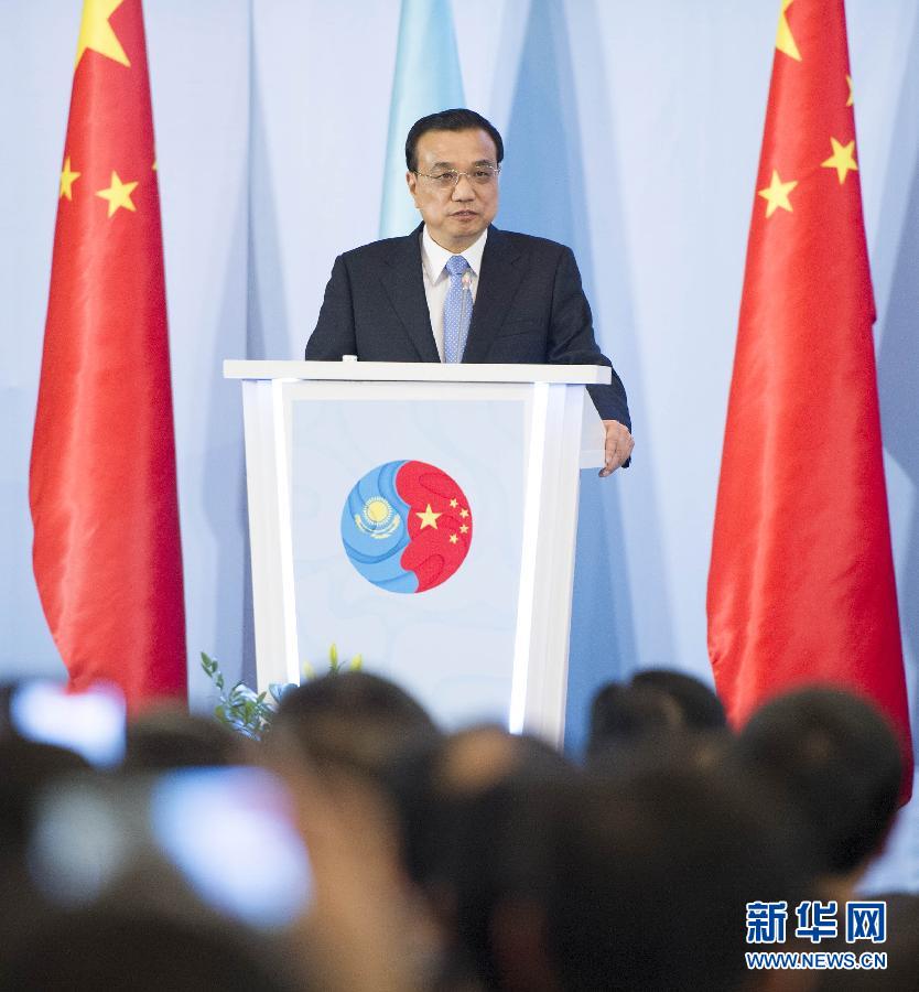  12月14日，國(guó)務(wù)院總理李克強(qiáng)在阿斯塔納同哈薩克斯坦總理馬西莫夫共同出席中哈企業(yè)家委員會(huì)第二次會(huì)議。這是李克強(qiáng)總理在會(huì)議上致辭。新華社記者 黃敬文 攝 