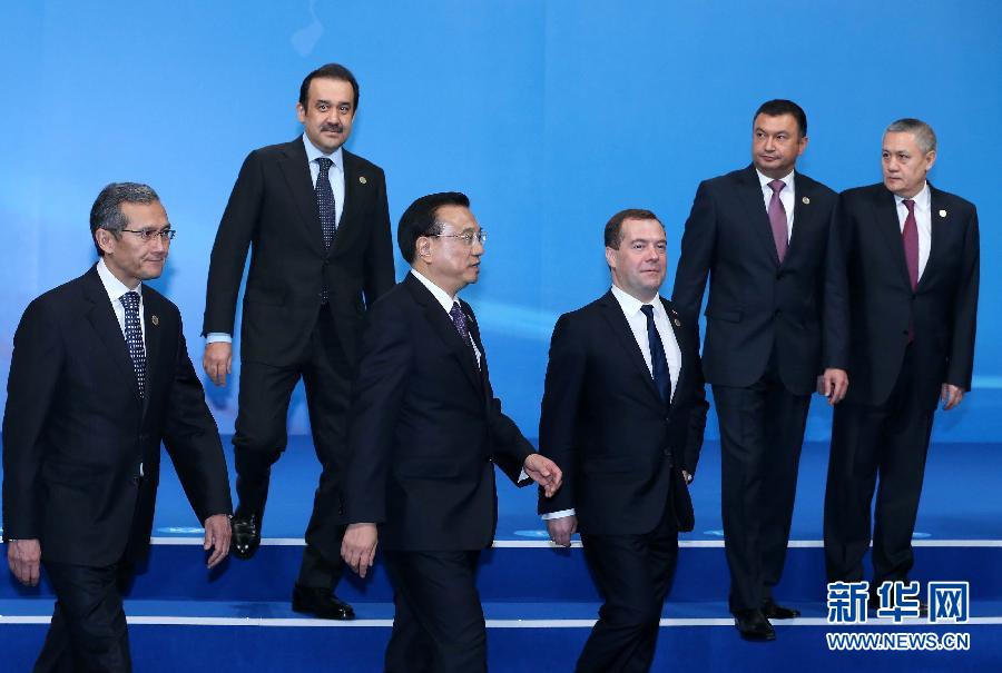 12月15日，中國(guó)國(guó)務(wù)院總理李克強(qiáng)在阿斯塔納出席上海合作組織成員國(guó)政府首腦理事會(huì)第十三次會(huì)議。這是與會(huì)領(lǐng)導(dǎo)人集體合影后走向會(huì)場(chǎng)。新華社記者 龐興雷 攝 