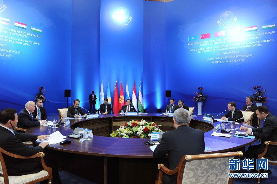 12月15日，中國(guó)國(guó)務(wù)院總理李克強(qiáng)在阿斯塔納出席上海合作組織成員國(guó)政府首腦理事會(huì)第十三次會(huì)議。 新華社記者 饒愛(ài)民 攝 