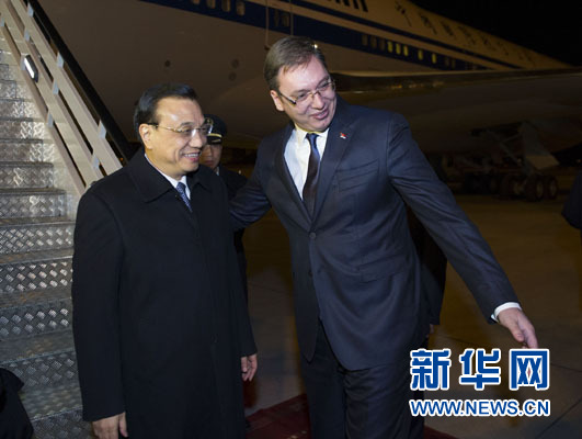 12月15日，國務院總理李克強抵達貝爾格萊德，出席中國－中東歐國家領導人會晤并正式訪問塞爾維亞，塞爾維亞總理武契奇到機場迎接。新華社記者 黃敬文 攝