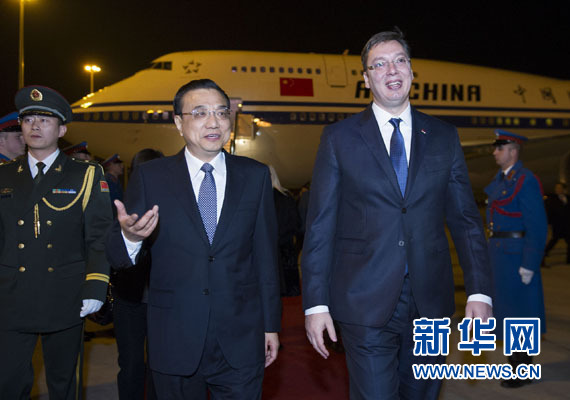 12月15日，國務院總理李克強抵達貝爾格萊德，出席中國－中東歐國家領導人會晤并正式訪問塞爾維亞，塞爾維亞總理武契奇到機場迎接。新華社記者 黃敬文 攝
