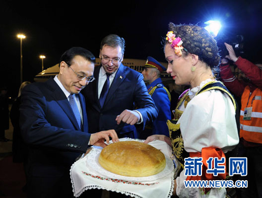 12月15日，國務院總理李克強抵達貝爾格萊德，出席中國－中東歐國家領導人會晤并正式訪問塞爾維亞，塞爾維亞總理武契奇到機場迎接。新華社記者 饒愛民 攝