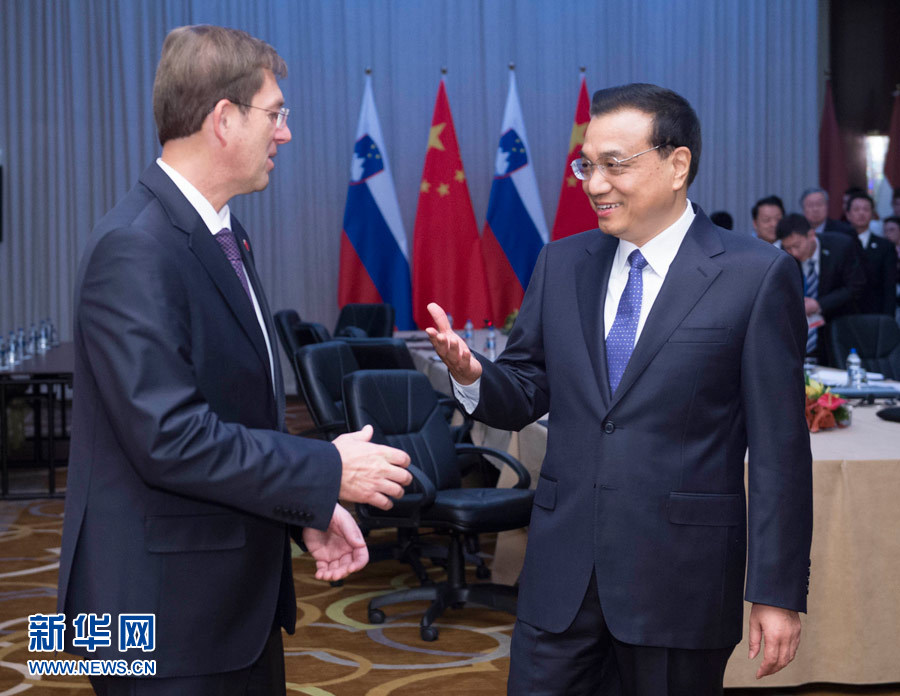 12月16日，中國國務(wù)院總理李克強(qiáng)在貝爾格萊德會見斯洛文尼亞總理采拉爾。 新華社記者黃敬文攝