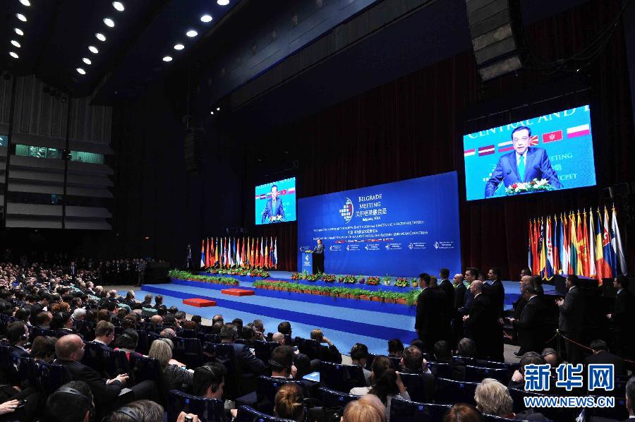 12月16日，國務(wù)院總理李克強在貝爾格萊德與中東歐國家領(lǐng)導(dǎo)人共同出席中國－中東歐國家第四屆經(jīng)貿(mào)論壇開幕式并致辭。 新華社記者 饒愛民攝 