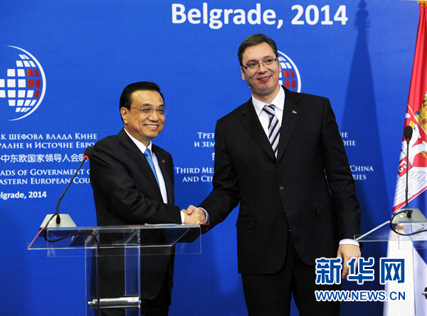 12月16日，國務(wù)院總理李克強在貝爾格萊德出席第三次中國-中東歐國家領(lǐng)導(dǎo)人會晤后，與塞爾維亞總理武契奇共同會見記者。 新華社記者饒愛民 攝