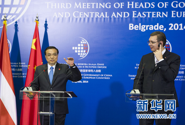 12月16日，國務(wù)院總理李克強在貝爾格萊德出席第三次中國-中東歐國家領(lǐng)導(dǎo)人會晤后，與塞爾維亞總理武契奇共同會見記者。 新華社記者黃敬文 攝